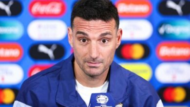 سكالوني يشكو من أرضية الملعب: من حسن الحظ أننا فزنا