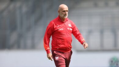 مدرب بولندا: طلبت من اللاعبين أن يكونوا أقوياء ويغادروا اليورو مرفوعي الرأس