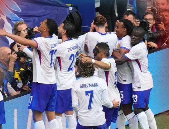 النيران الصديقة تصعد بفرنسا لربع النهائي على حساب بلجيكا